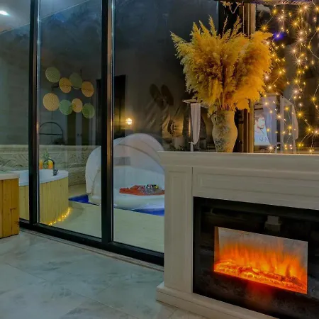 Crystal De-luxe Hotel